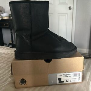 W Classic short leather Ugg boots